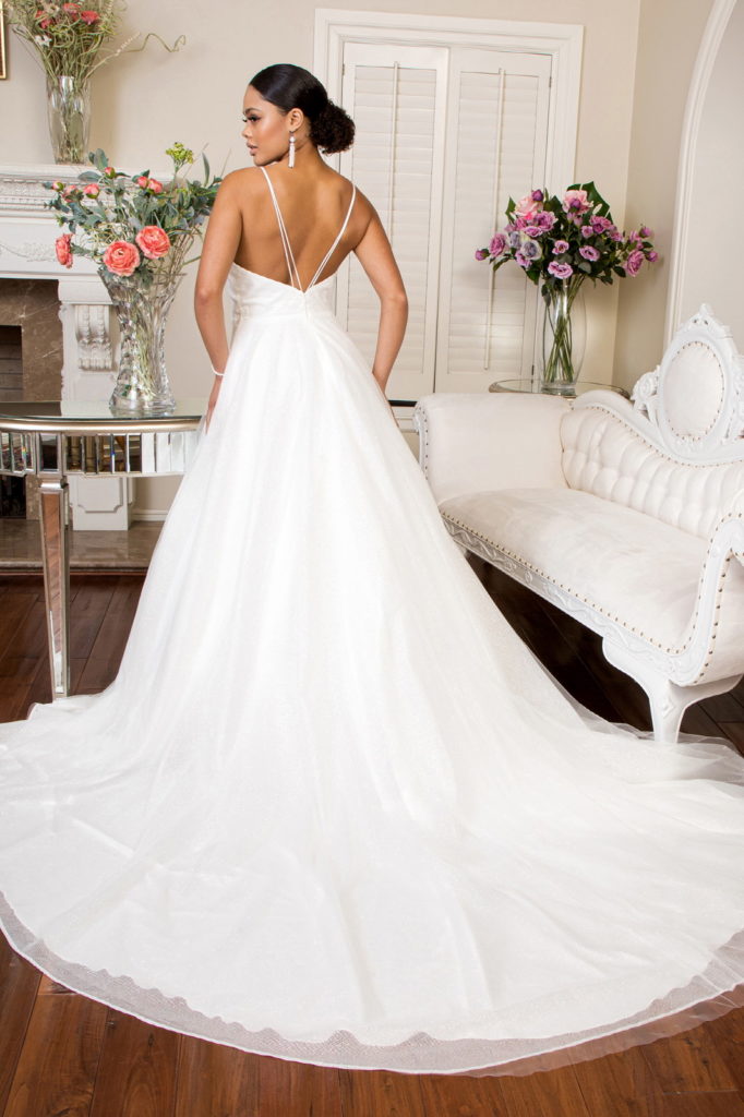 Vestido de novia con corset bordado y escote corazón