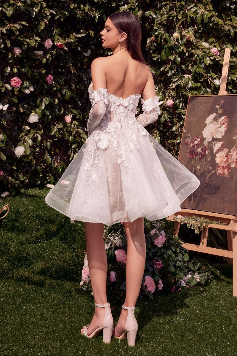 Vestido corto de novia con escote corazón y aplicaciones florales