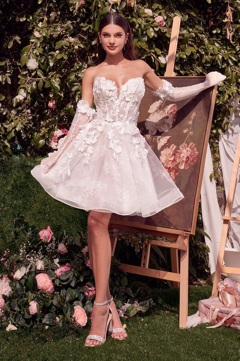 Vestido corto de novia con escote corazón y aplicaciones florales